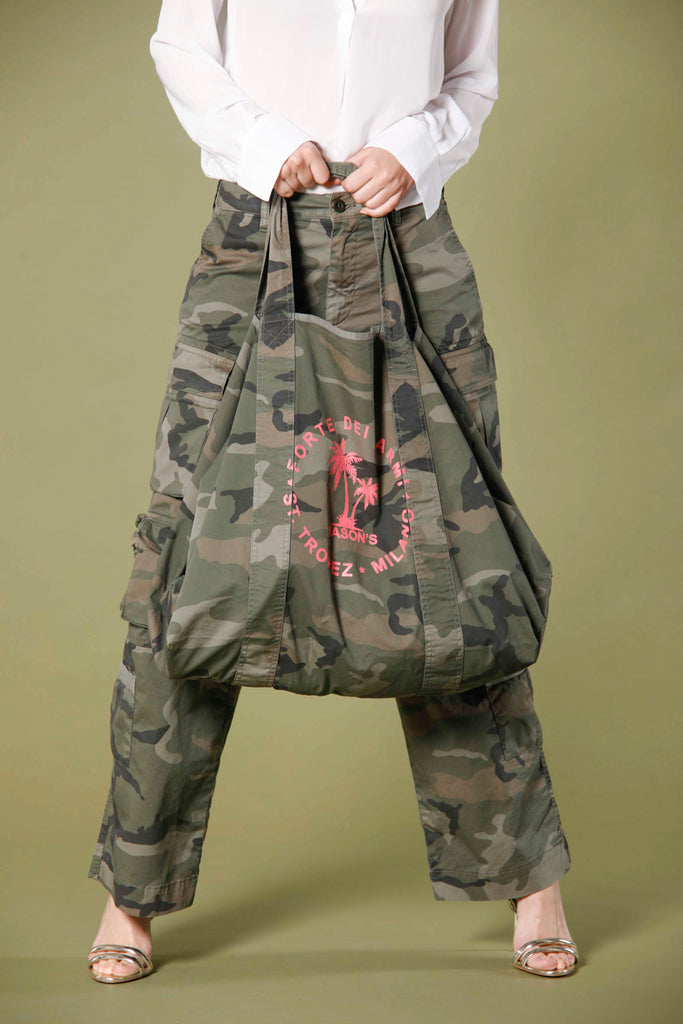 Immagine 2 di borsa unisex in cotone verde con pattern camouflage e stampa rosa modello Mason's Bag di Mason's