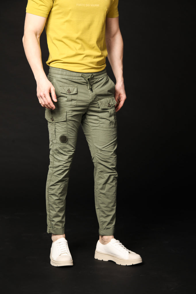 immagine 2 di pantalone cargo uomo modello George in verde carrot fit