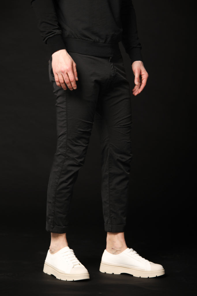 immagine 2 di pantalone chino uomo modello John Coolkhinos in nero fit carrot di Mason's