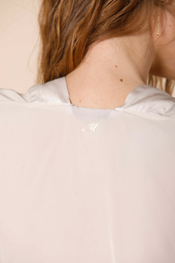 immagine 2 di camicia da donna in viscosa con scollo a V e manica a 3/4 modello Sandra colore stucco di Mason's 