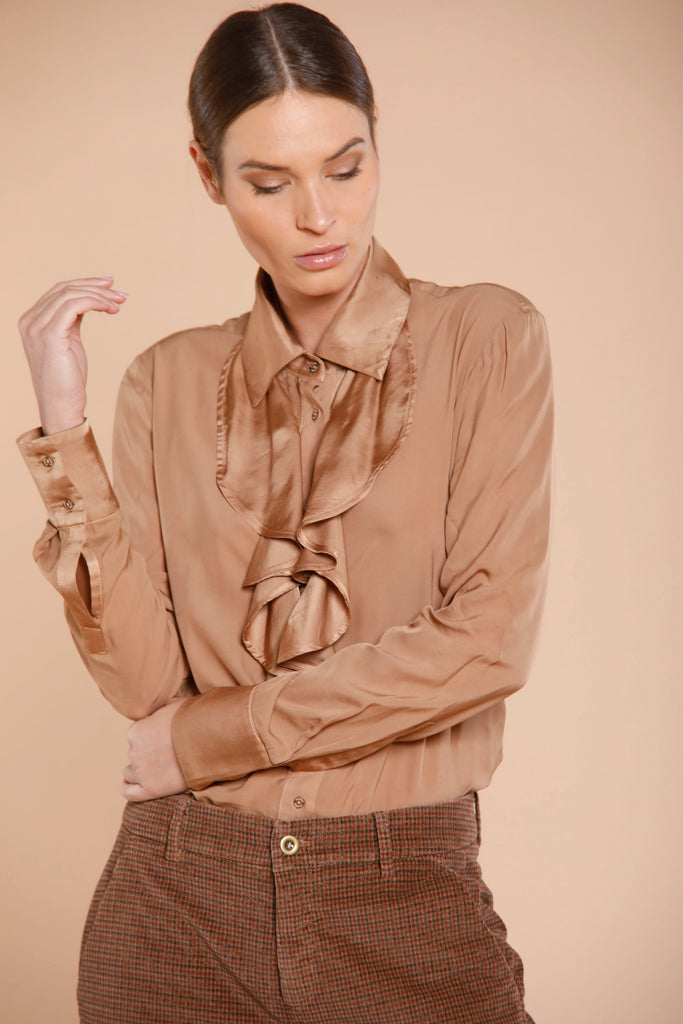 Immagine 3 di camicia da donna in viscosa color nocciola con rouches modello Nicole Jabot di Mason's