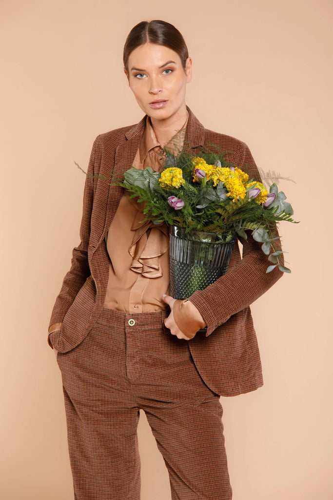 Immagine 2 di blazer donna in velluto color nocciola con pattern resca oro modello Helena di Mason's