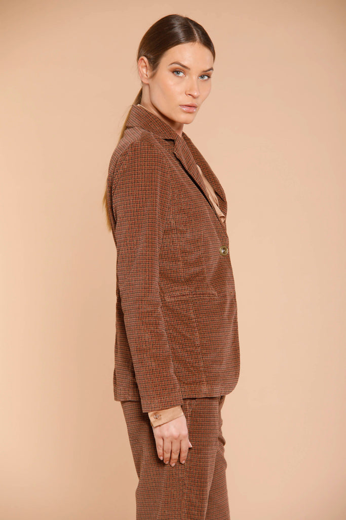 Immagine 4 di blazer donna in velluto color nocciola con pattern resca oro modello Helena di Mason's