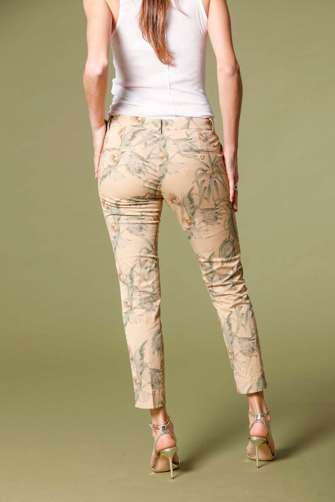 immagine 4 di pantalone chino capri donna in cotone floreale modello jaqueline curvie colore kaki scuro curvy fit di Mason's 