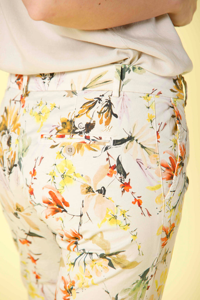 immagine 2 di pantalone chino capri donna in cotone stretch floreale modello jaqueline curvie colore stucco di Mason's 