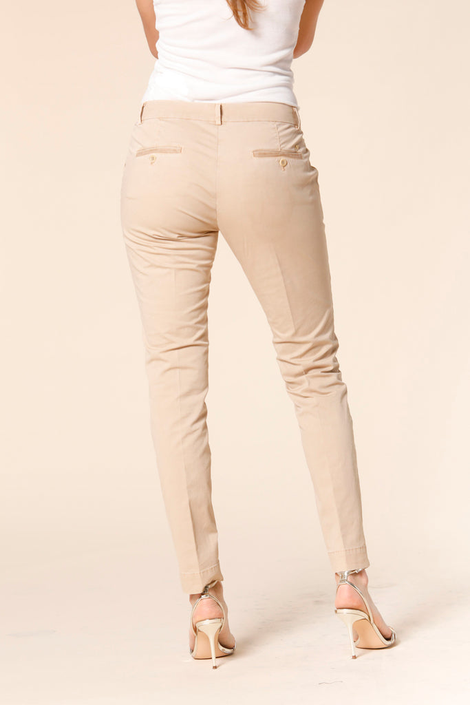 immagine 4 di pantalone chino donna in gabardina modello jaqueline archivio colore kaki scuro curvy fit di mason's 