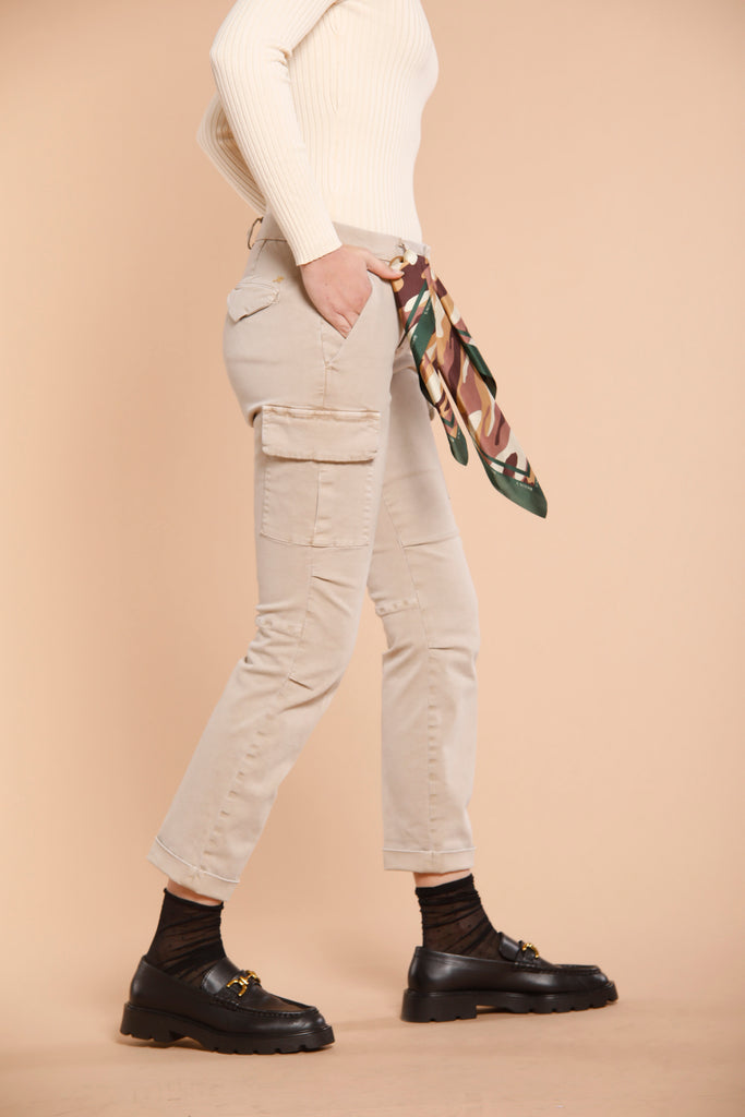 immagine 4 di pantalone cargo donna in raso  color biscotto modello Chile City di Mason's