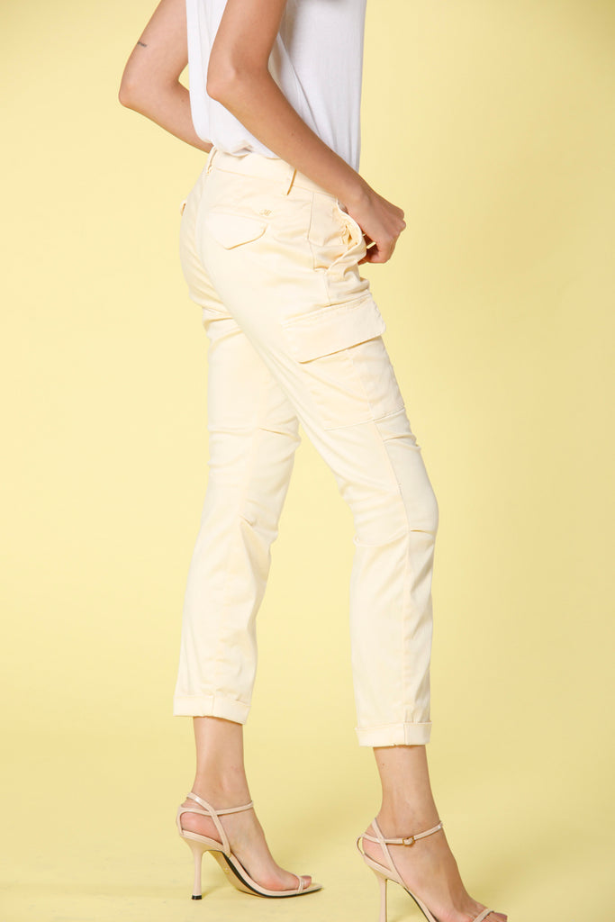 Immagine 4 di pantalone cargo donna in raso stretch color giallino modello Chile City di Mason's