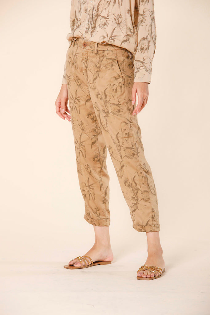 Immagine 4 di pantalone chino jogger donna in tencel color biscotto con stampa foglie modello Linda Summer di Mason's