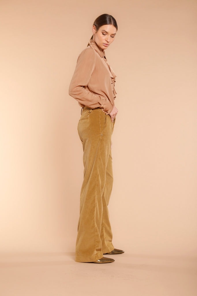 Immagine 4 di pantalone chino donna in velluto a coste color falegname modello New York Straight di mason's