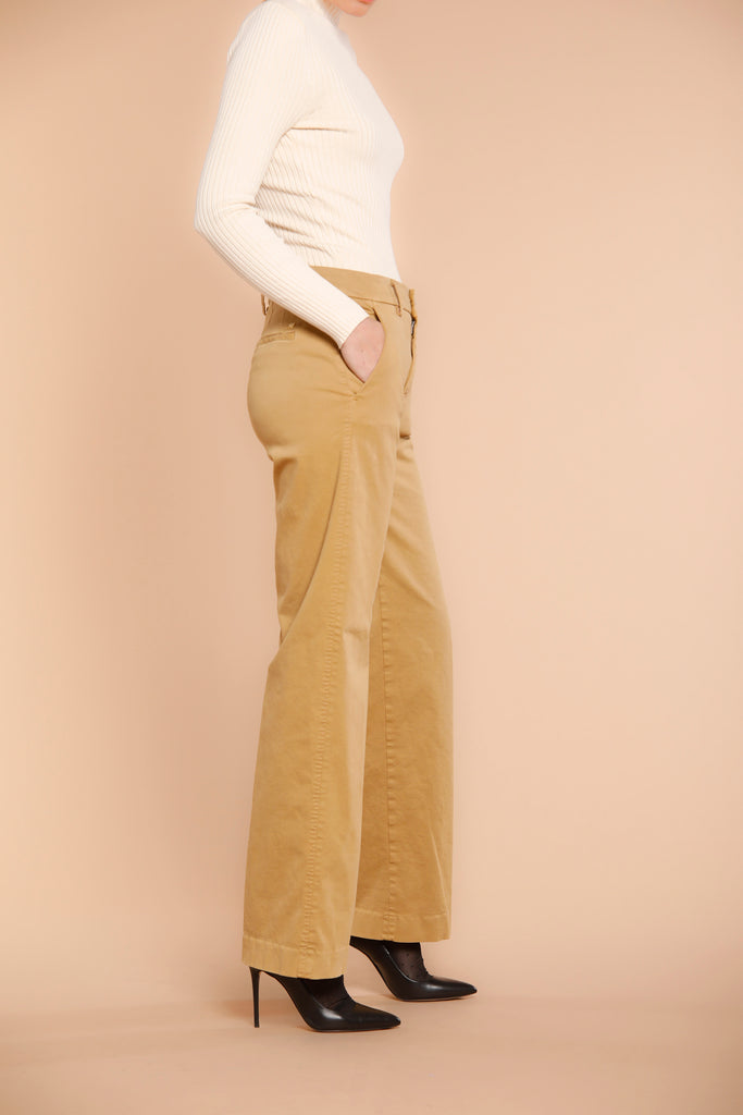 Immagine 2 di pantalone chino donna in raso color falegname modello New York Straight di Maosn's