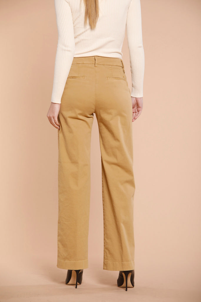 Immagine 3 di pantalone chino donna in raso color falegname modello New York Straight di Maosn's