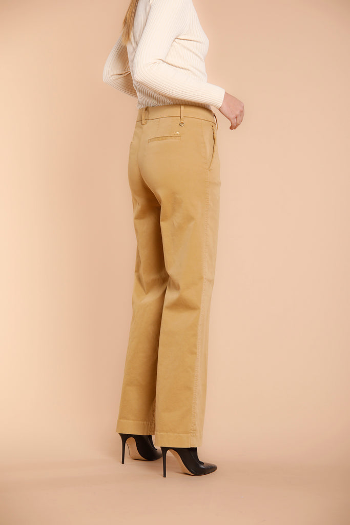 Immagine 4 di pantalone chino donna in raso color falegname modello New York Straight di Maosn's