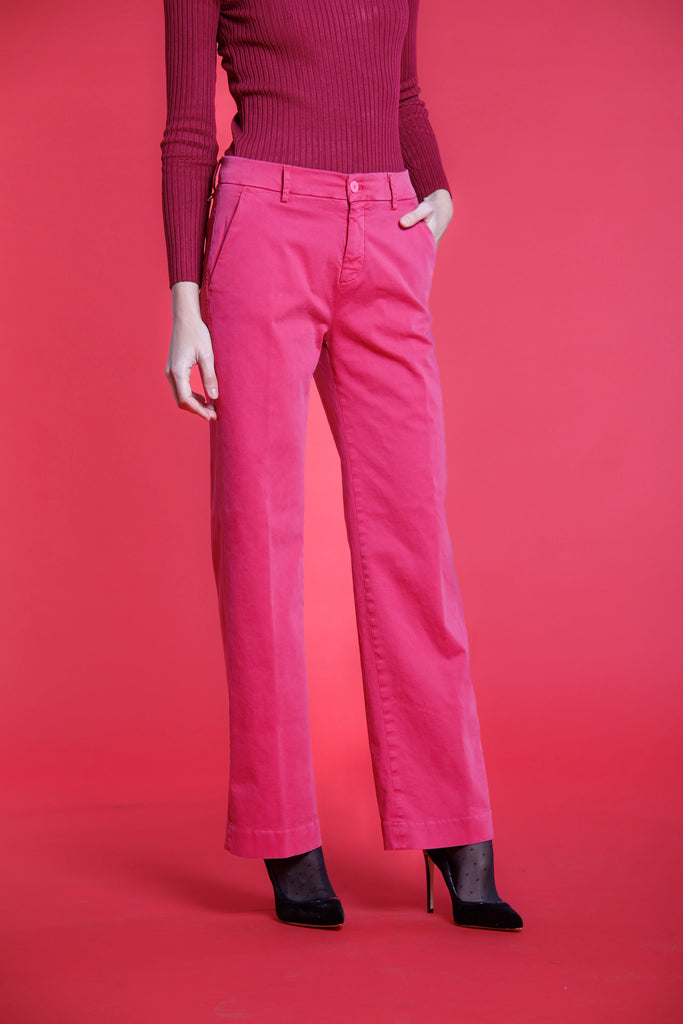 Immagine 3 di pantalone chino da donna in raso fuxia modello New York Straight di Mason's