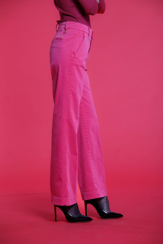 Immagine 2 di pantalone chino da donna in raso fuxia modello New York Straight di Mason's