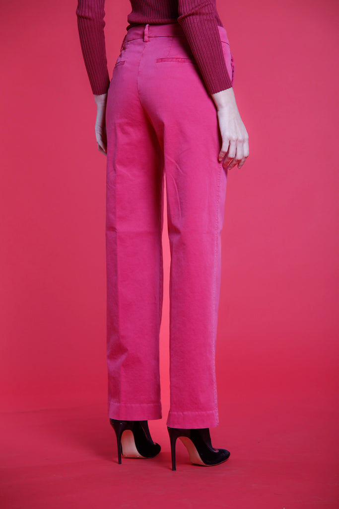 Immagine 4 di pantalone chino da donna in raso fuxia modello New York Straight di Mason's