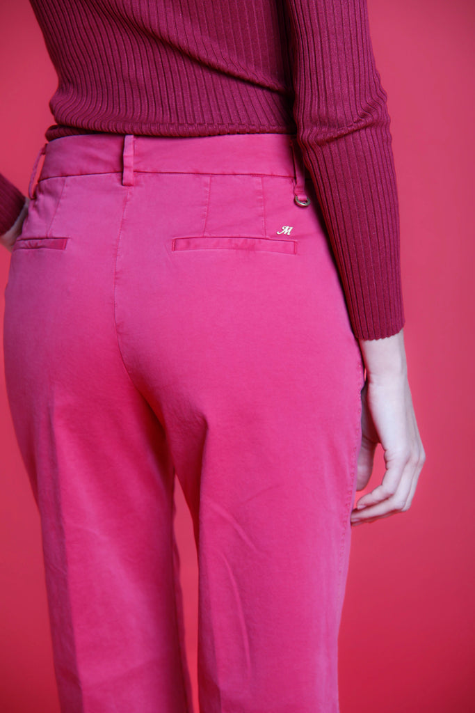 Immagine 5 di pantalone chino da donna in raso fuxia modello New York Straight di Mason's