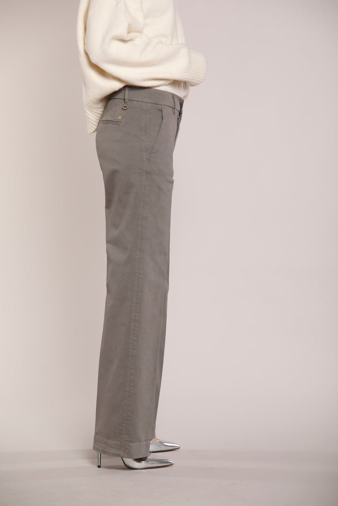 Immagine 3 di pantalone chino da donna in raso grigio scuro modello New York Straight di Mason's