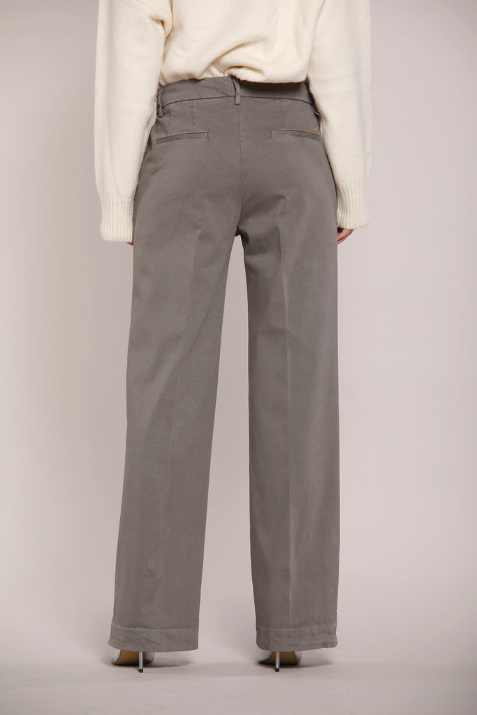 Immagine 4 di pantalone chino da donna in raso grigio scuro modello New York Straight di Mason's