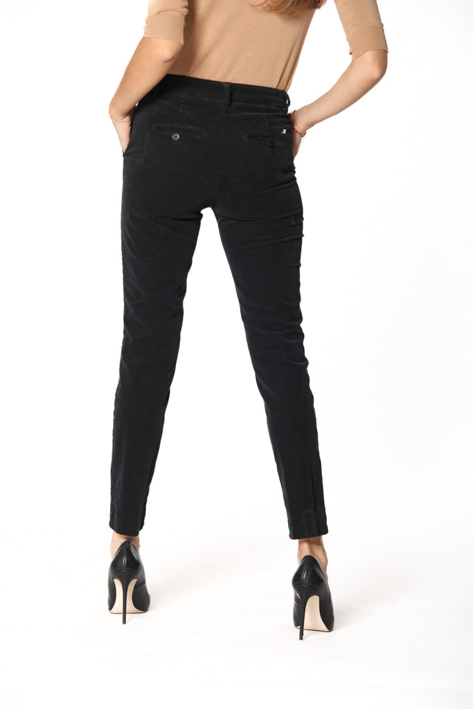 Immagine 4 di pantalone chino donna in velluto color nero modello New York Slim di Mason's