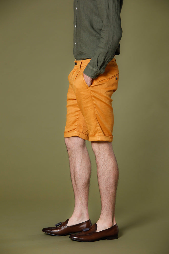 immagine 4 di pantalone bermuda chino uomo in twill di cotone e lino modello osaka 1 pinces colore arancio pavone carrot fit di mason's 