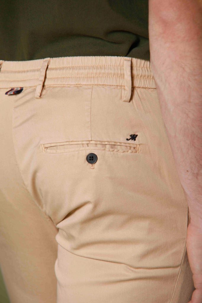 Immagine 2 di pantaloni chino jogger uomo in cotone e tencel color kaki scuro modello Milano Jogger di Mason's