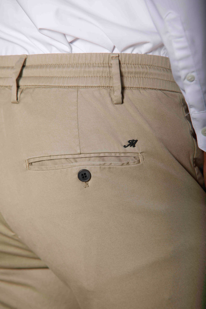 Immagine 2 di pantalone chino jogger uomo in cotone e tencel color kaki modello Milano Jogger di Mason's