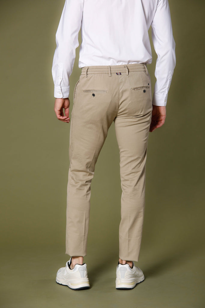 Immagine 3 di pantalone chino jogger uomo in cotone e tencel color kaki modello Milano Jogger di Mason's