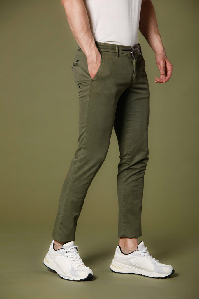 Immagine 4 di pantalone chino jogger uomo in cotone e tencel verde modello Milano Jogger di Mason's