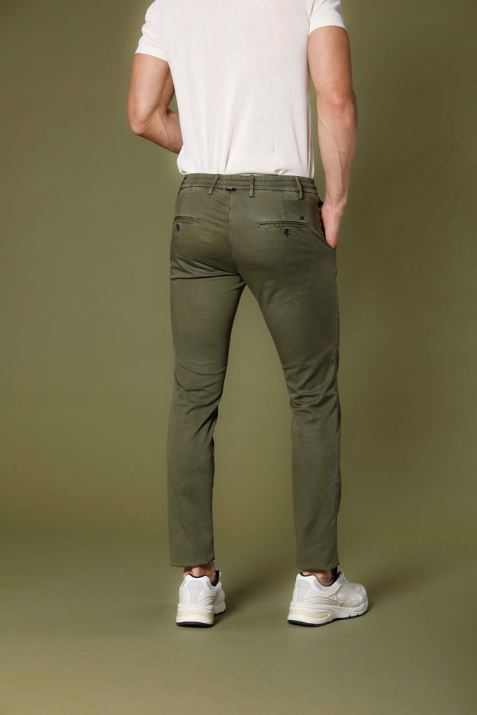 Immagine 3 di pantalone chino jogger uomo in cotone e tencel verde modello Milano Jogger di Mason's