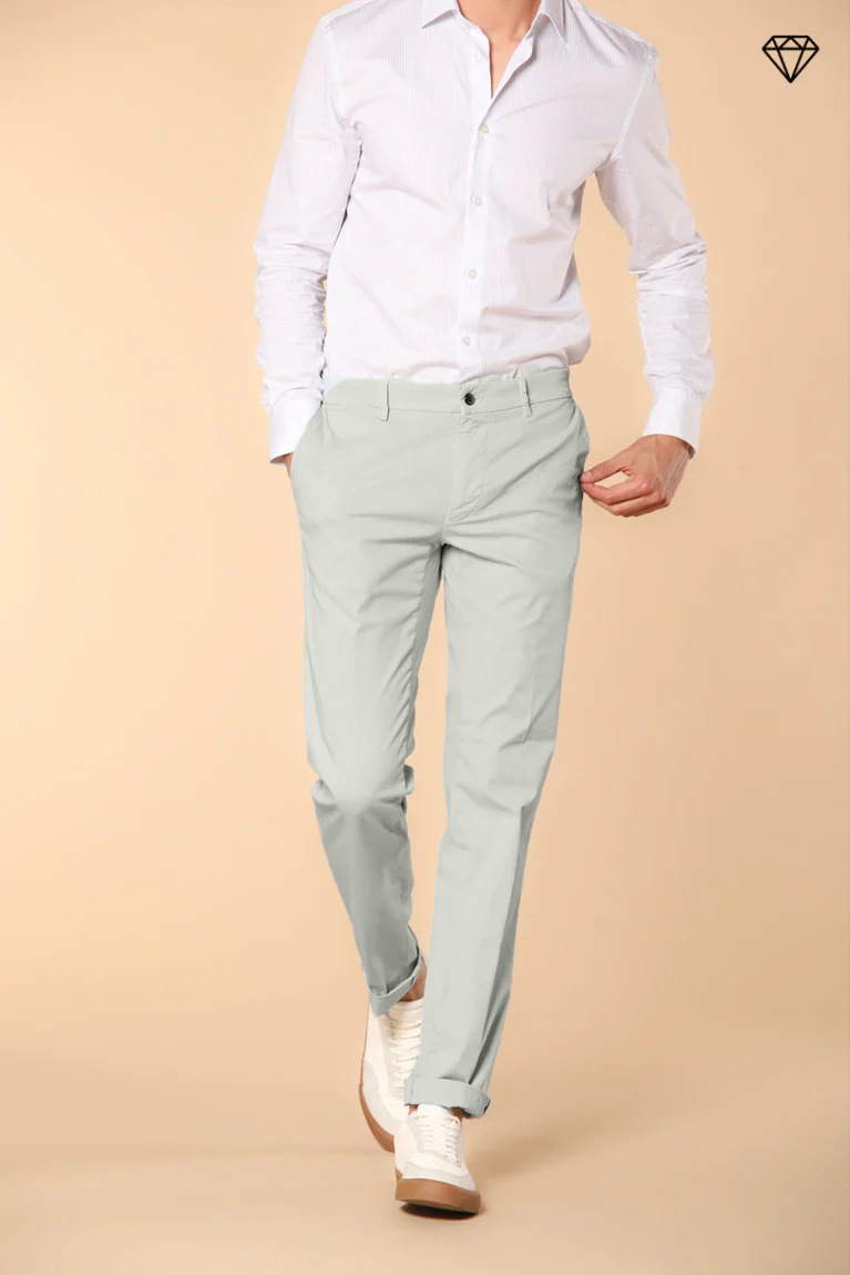 New York Pantalón Chino Hombre en Satén Elástico Regular Fit ① - Main Image