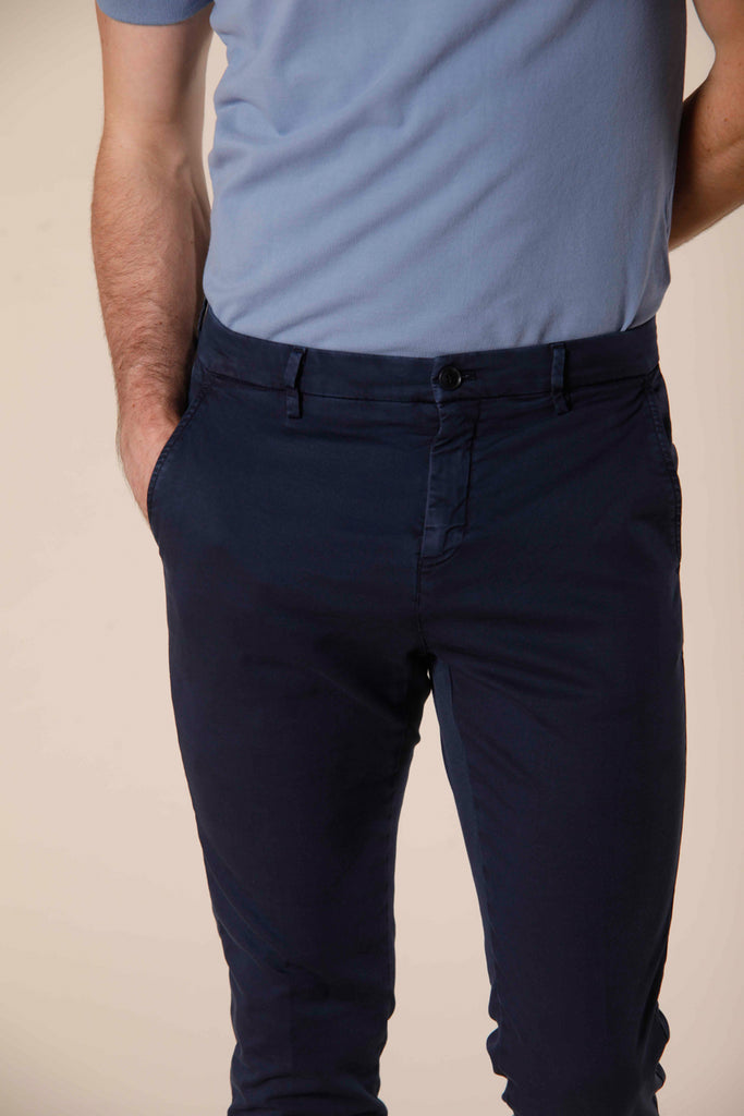 Immagine 3 di pantalone chino uomo in tricotina di cotone e tencel color blu navy modello Osaka Style di Mason's