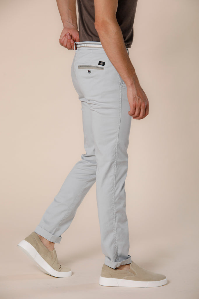 Immagine 4 di pantalone chino uomo in cotone e tencel grigio chiaro con nastri modello Torino Summer di Masonì's