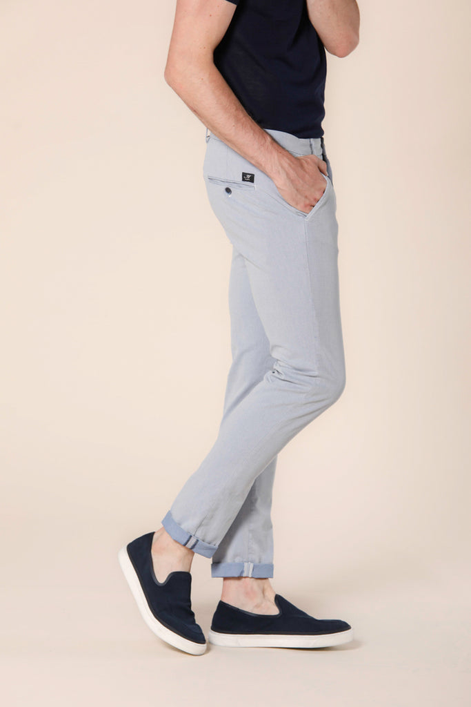 Immagine 4 di pantalone chino uomo in cotone jacquard color stucco con maglia filo blu modello Torino Style di Mason's