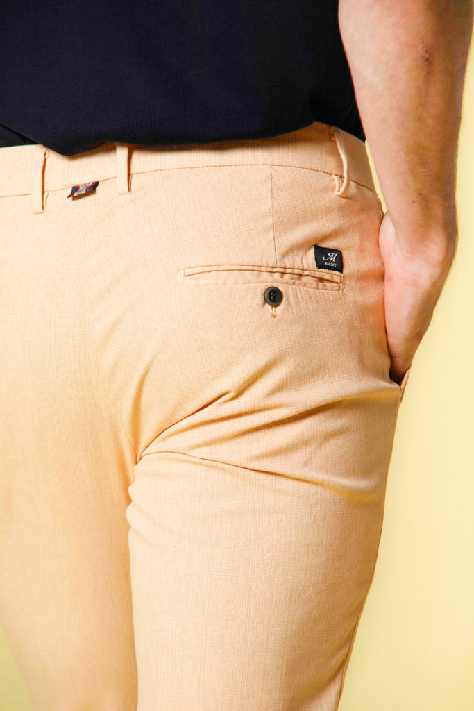 Immagine 2 di pantalone chino da uomo in cotone color albicocca con stampa galles sfumato modello Torino Style di Mason's