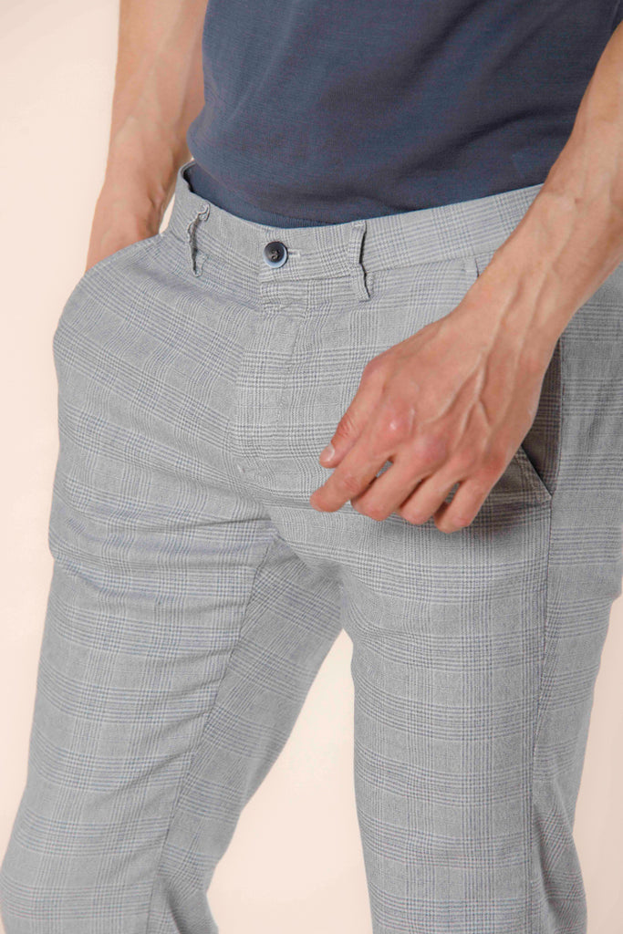 Immagine 5 di pantalone chino uomo in cotone grigio chiaro con stampa galles modello Torino Style di Mason's