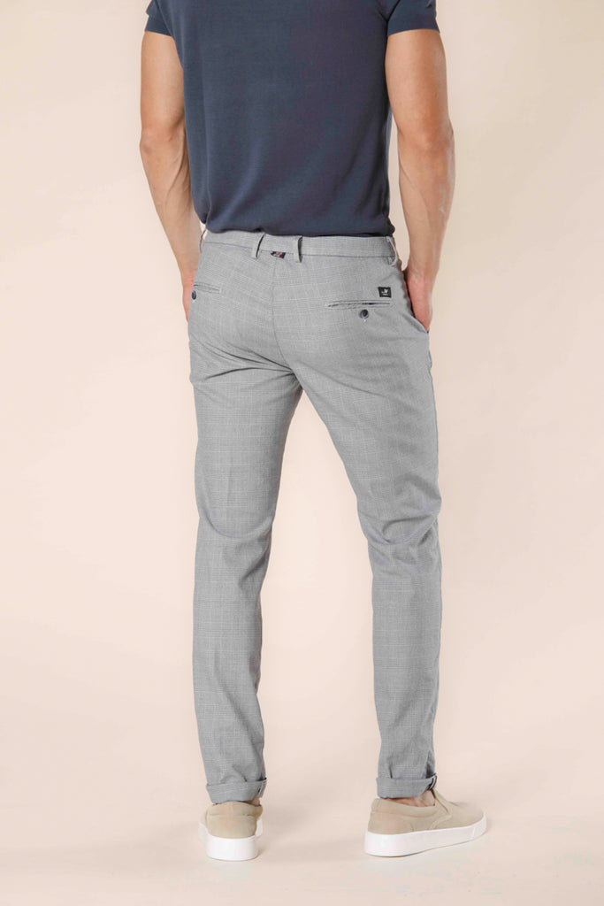 Immagine 4 di pantalone chino uomo in cotone grigio chiaro con stampa galles modello Torino Style di Mason's