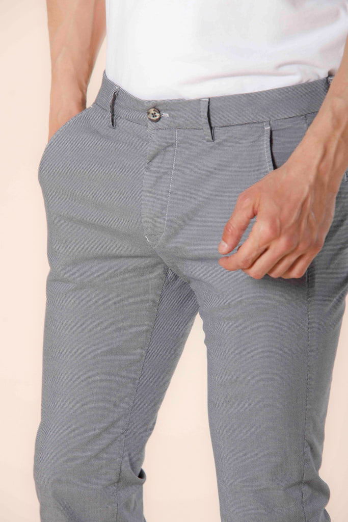 Immagine 3 di pantalone chino da uomo in cotone e tencel grigio chiaro con stampa microstellina modello Torino Style di Mason's