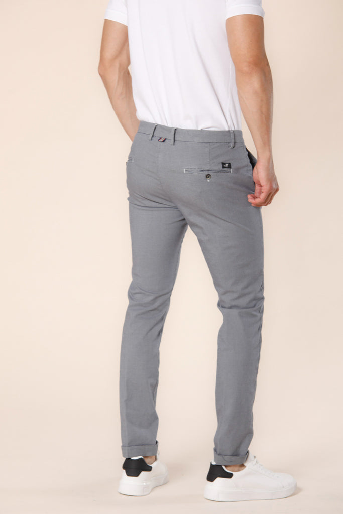 Immagine 5 di pantalone chino da uomo in cotone e tencel grigio chiaro con stampa microstellina modello Torino Style di Mason's