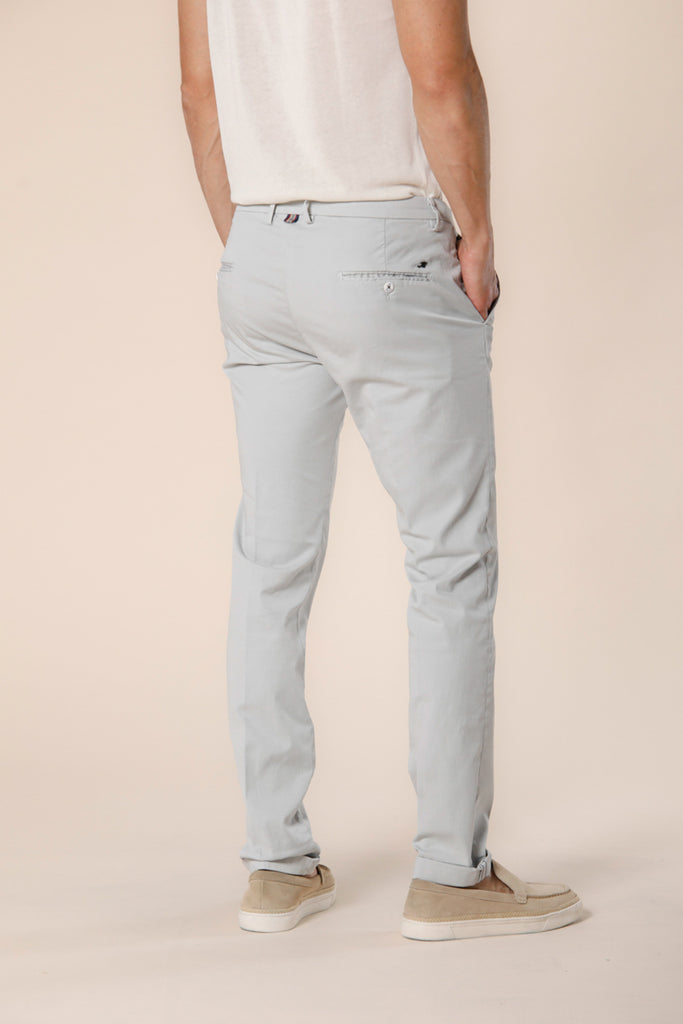 Immagine 4 di pantalone chino uomo in twill di cotone e tencel celestino modello Torino Summer Color di Mason's