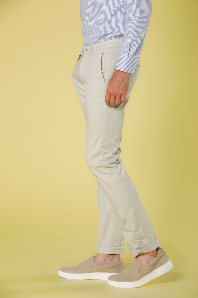 Immagine 3 di pantalone chino uomo in twill di cotone e tencel verdino modello Torino Summer Color di Mason's