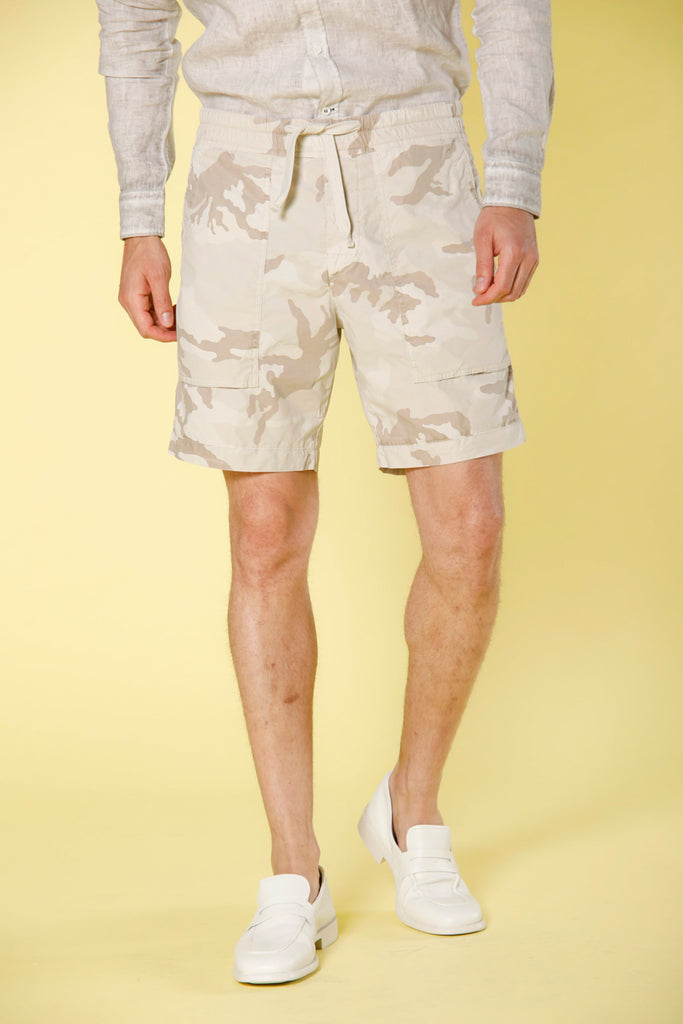 Immagine 1 di bermuda chino uomo modello Taormina Summer in tela paracadute stampa camouflage colore beige di Mason's