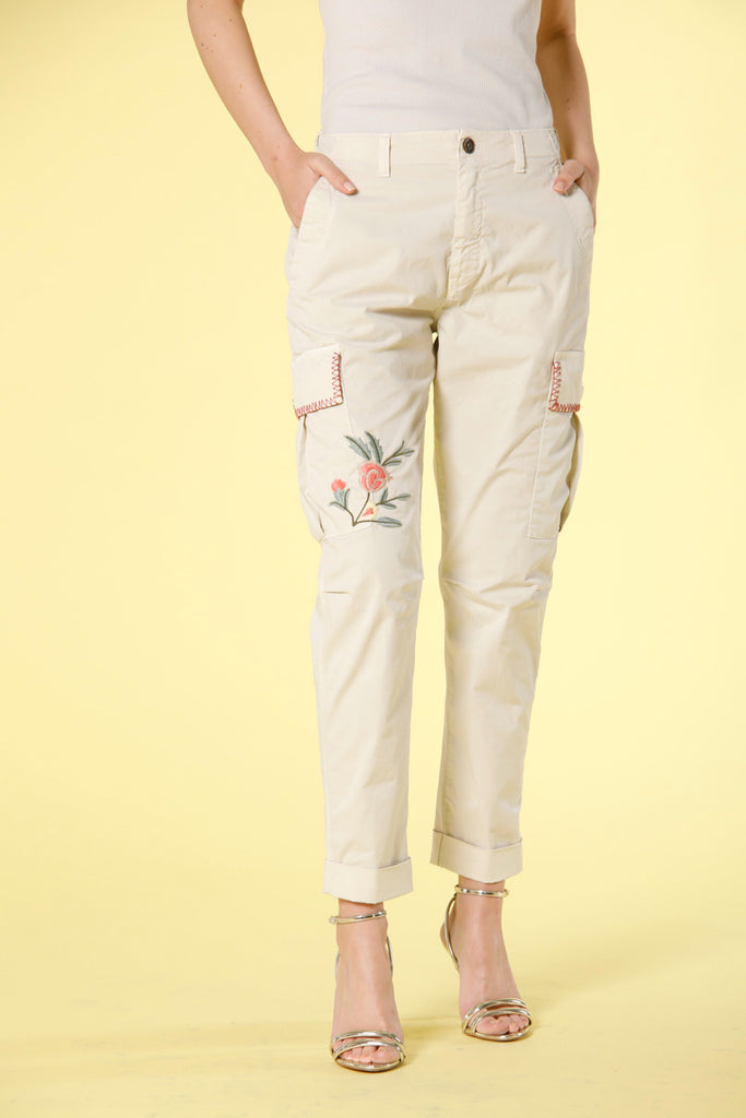 Immagine 1 di pantalone cargo donna in twill di cotone color burro con ricamo modello Judy Archivio di Mason's