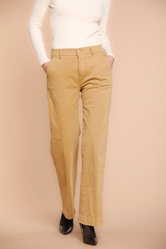 Immagine 1 di pantalone chino donna in raso color falegname modello New York Straight di Maosn's