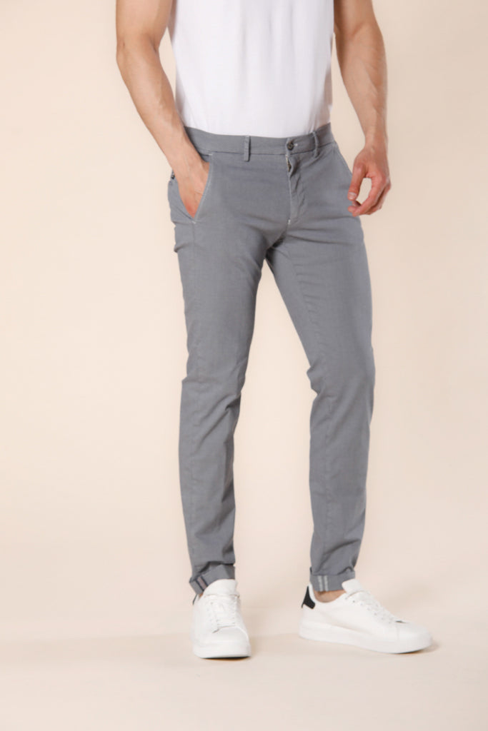 Immagine 1 di pantalone chino da uomo in cotone e tencel grigio chiaro con stampa microstellina modello Torino Style di Mason's