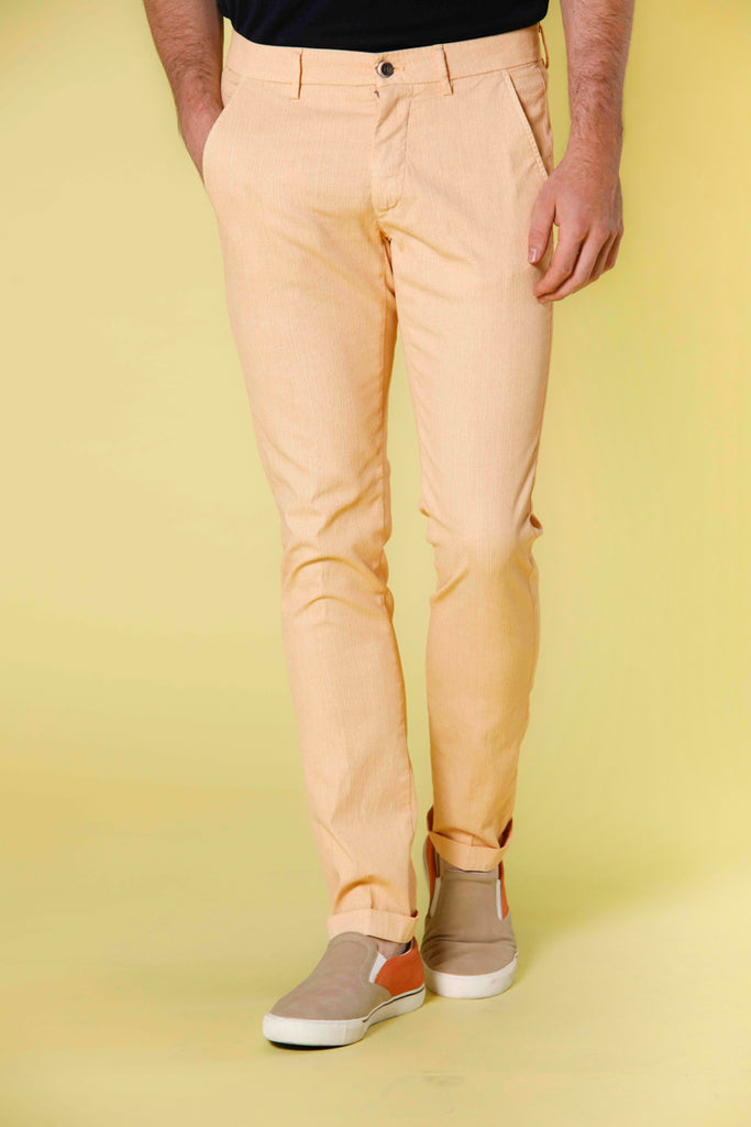 Immagine 1 di pantalone chino da uomo in cotone color albicocca con stampa galles sfumato modello Torino Style di Mason's