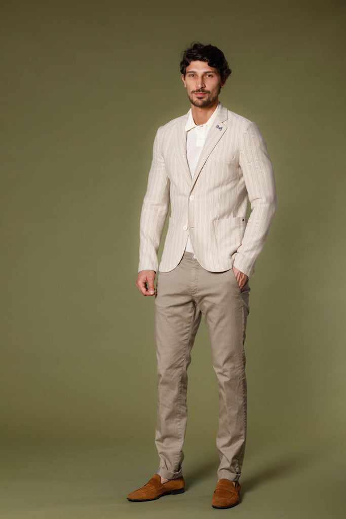 Immagine 2 di pantalone chino uomo in twill di cotone e tencel color stucco scuro modello Torino Summer Color di Mason's