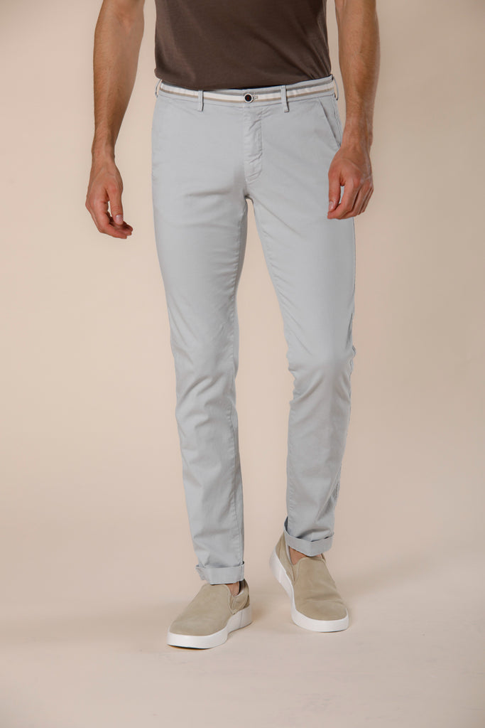 Immagine 1 di pantalone chino uomo in cotone e tencel grigio chiaro con nastri modello Torino Summer di Masonì's
