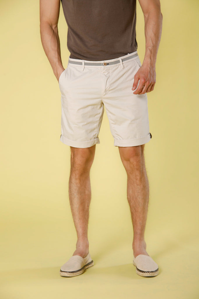 immagine 1 di pantaloni bermuda chino uomo in gabardina modello torino university colore stucco slim fit di Mason's 