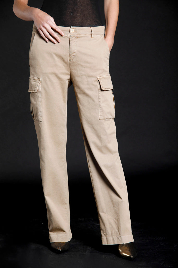 Immagine 1 di pantalone cargo da donna in gabardina colore biscotto modello Victoria di Mason's 